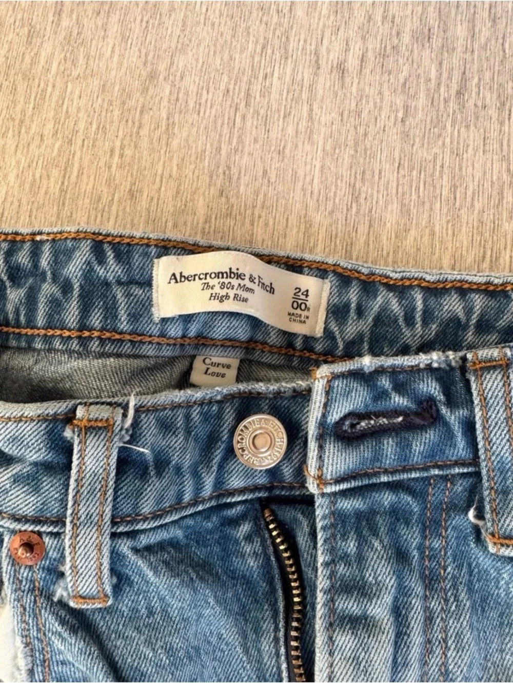 Abercrombie & Fitch Light Blue Distressed 80’s High Rise Mom Jeans - Picture 4 of 4